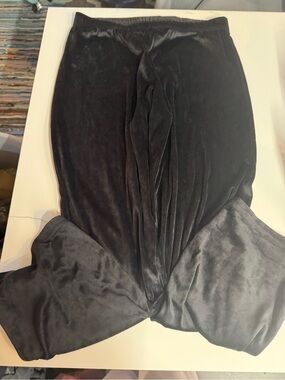 Velvet Wide-Leg Pants in Black